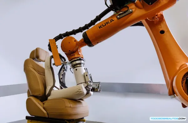 Ingeniería del Confort: Así Prueba JLR la Durabilidad de Asientos con Robots