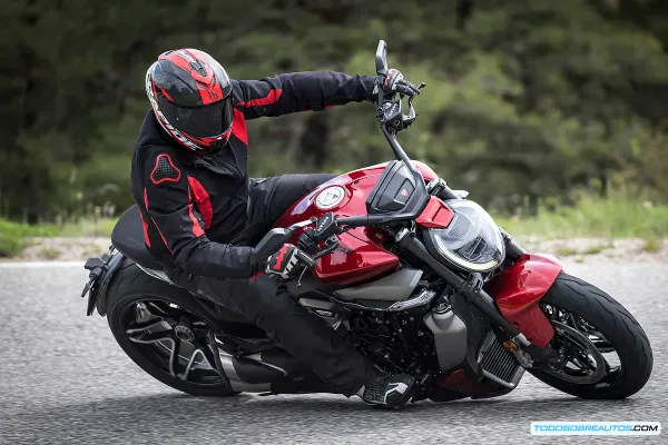Ducati XDiavel 2025: ¿La Cruiser Deportiva Redefinida por el V4 Granturismo?