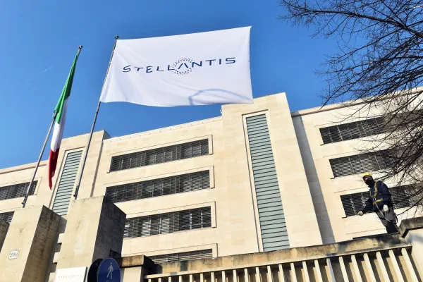 Stellantis Mirafiori: Reestructuración y Futuro Híbrido del Fiat 500