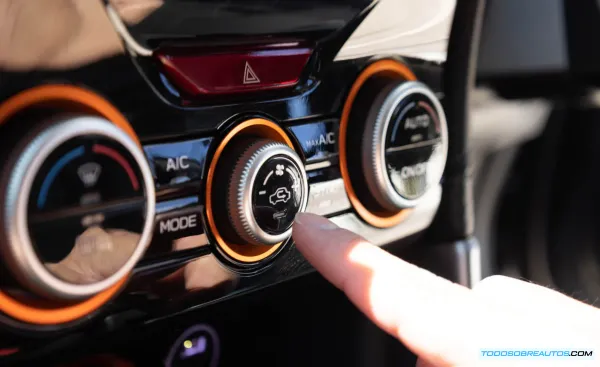 El Botón de Recirculación del Aire: Clave para un Coche Frío, Eficiente y sin Olores