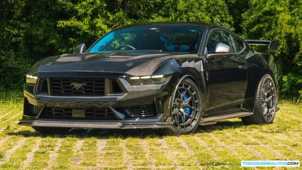 Clive Sutton Mustang Dark Horse CS800DH: Potencia y Exclusividad Británica