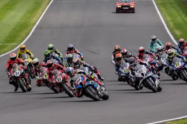 WSBK Donington Park 2025: La Batalla por el Título y las Claves de la Ronda