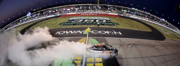 NASCAR Iowa: La Maestría de Byron y el Chevy No. 24 en la Gestión de Combustible