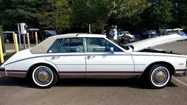 Cadillac Seville Gucci 1984: Lujo Extravagante y Diseño de la 'Era Malaise'