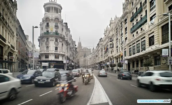 Guía Etiquetas DGT para Motos: Emisiones, ZBE y el Debate ANESDOR