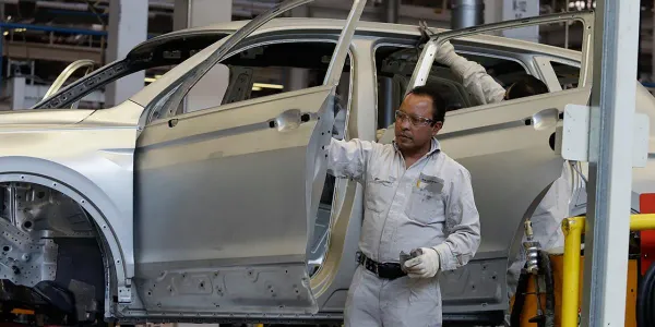 ¿Crisis del Coche Eléctrico? Volkswagen Frena Producción en Europa y Sus Causas