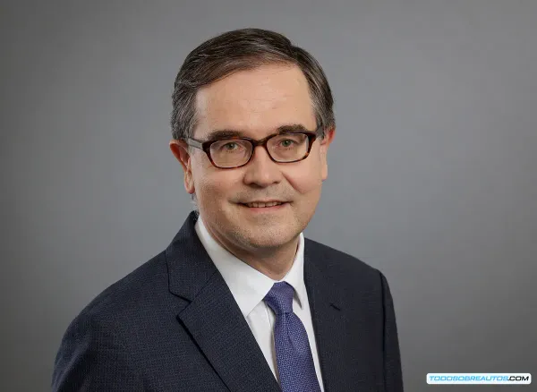 Renault Desafía la Crisis: Análisis del Éxito Post-De Meo y el Plan Futurama