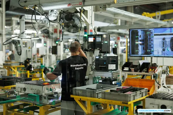 Renault Impulsa Híbridos Dacia: Baterías Desde España para Europa