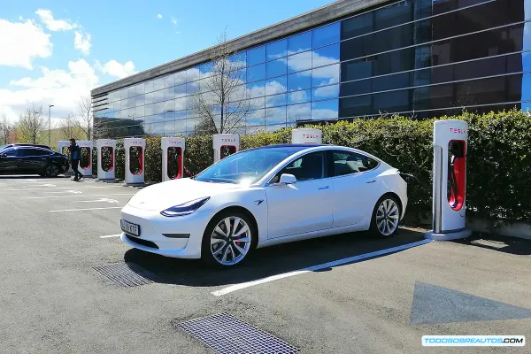 ¿Transición Elitista o Punto de Inflexión? El Coche Eléctrico en España 2025