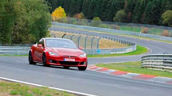 Tesla en Pista: Fallo GPS, Seguridad en Circuitos y Lecciones del Incidente