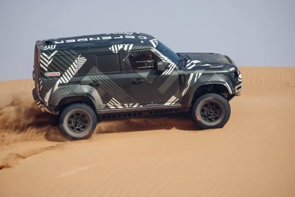 Defender Dakar D7X-R: Análisis del vehículo y estrategia para su debut en el Rally Dakar 2026