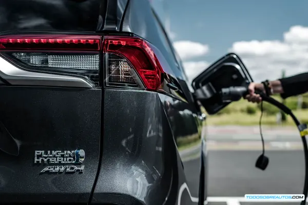 Cambio en la prohibición de motores combustión 2035: qué significa para fabricantes y compradores