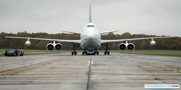 Volkswagen Touareg V10 TDI: cómo remolcó un Boeing 747 y su legado en la ingeniería diésel